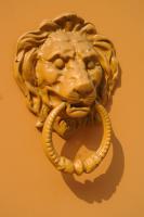 山門上的叩環為獅頭造型